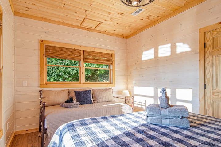 Първата от двете спални на по - ниско ниво. Голямо двойно легло с единично легло. Изглед към планината!! 