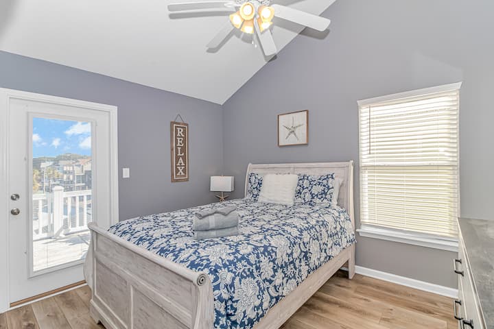 Upstairs Queen bedroom with access to upper deck