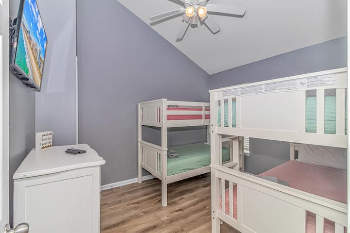 Upstairs Bunk Room with 4 single beds