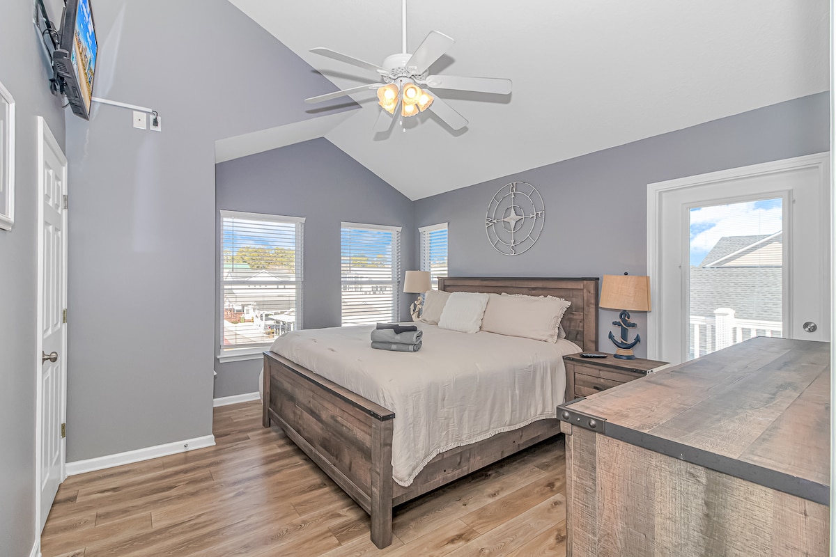 მეორე სართულზეა საწოლი 193×203 სმ და ზედა ტერასაზე გასასვლელი