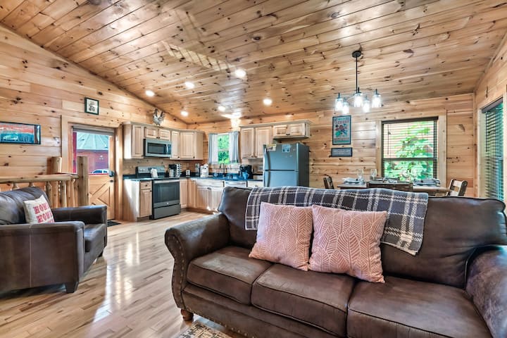 Grill, Game Room, Hot Tub, 2 King Suites! - Sevierville, TN