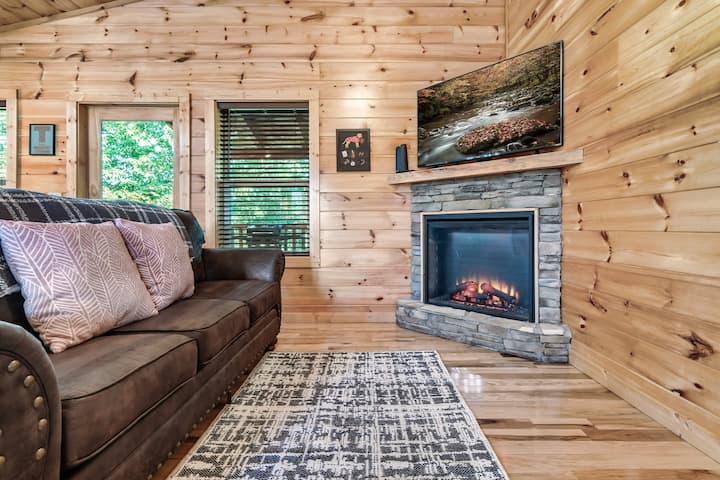 This Is The One! Hot Tub, Game Room & King Suites - Sevierville, TN