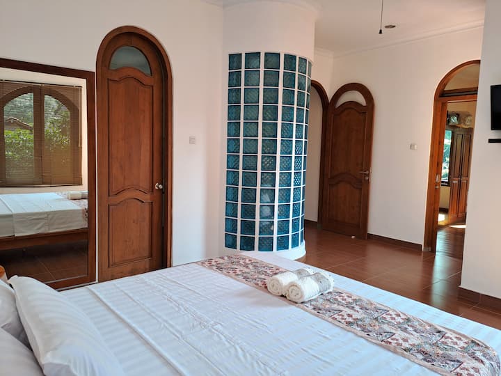 ห้องนอนใหญ่ของ Villa Felice พร้อมห้องน้ำในตัวขนาดใหญ่ระเบียงส่วนตัวหันหน้าไปทางสวนและสมาร์ททีวี