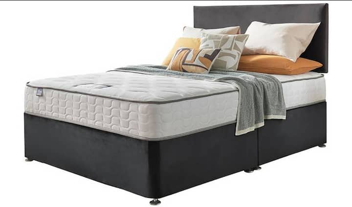 Двоен диван, обезбедена постелнина, душекот е Dormeo, како што е прикажано на сликите во описот на сместувањето. Оваа слика е од веб-страницата на продавачот 