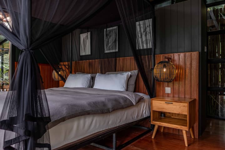 舒适的加大双人床，带蚊帐