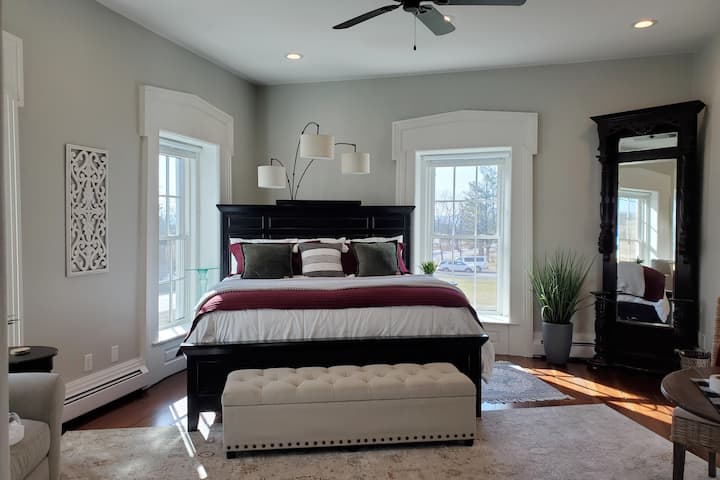 With a King Bed, 10 foot ceilings and original wide moldings, the 2nd floor Parlour is the grandest room in the house.