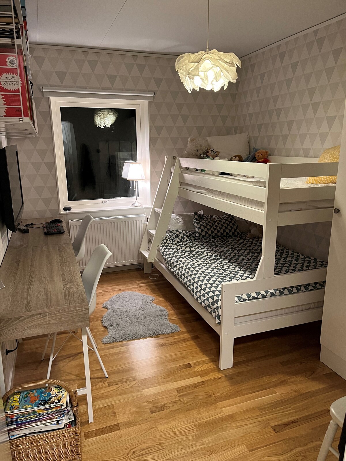 Poschodová posteľ vedľa hlavnej spálne