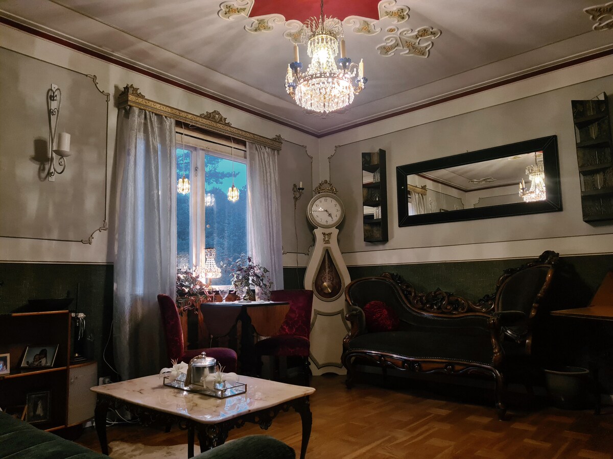 Ett vardagsrum där man kan avnjuta en avec, spela spel och umgås. Kortlek och några andra spel finns.