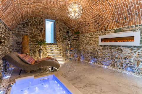 Luxury apartment with a hot tub