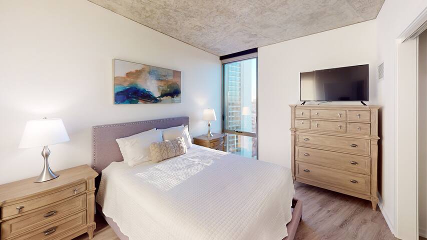 Expansive River North 2 Bed Den gallery image 5