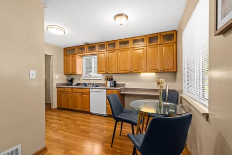 Cozy Ranch Near Airport and Downtown Detroit