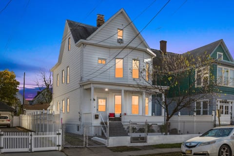 Casa Oasis (7BR Near MetLife, 30+ Days, Parking)