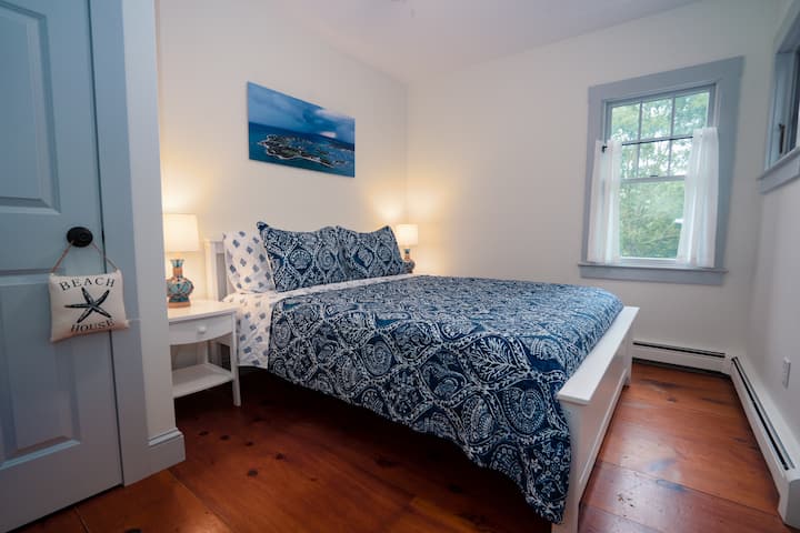 Juu ya ngazi ni Woods Hole Room na picha nzuri ya angani ya yote ya Woods Hole.  Kuchunguza picha hii kunaweza kukusaidia kupanga safari zako za siku wakati wa ukaaji wako.