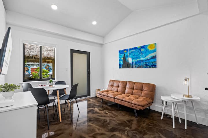 ☀️ Vieni a goderti questo nuovissimo rifugio tropicale e una suite privata all'angolo con un giardino zen con un enorme gazebo tiki, murales, scacchi giganti, minigolf, braciere, barbecue, obiettivi da calcio e un sacco di sale da pranzo!