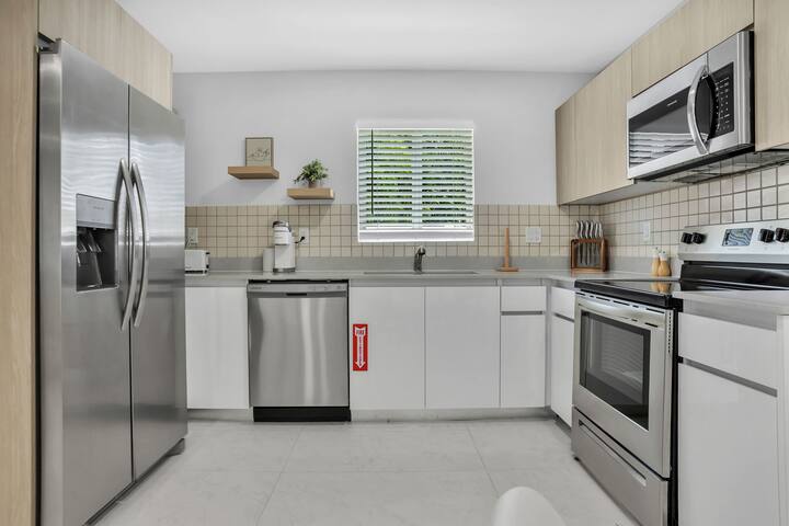 Sistrunk Shades Compound 5 Homes Up to 50 Guests gallery image 5