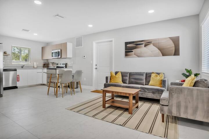 Sistrunk Shades Compound 5 Homes Up to 50 Guests gallery image 2