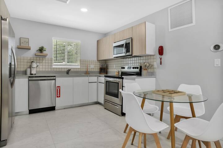 Sistrunk Shades Compound 5 Homes Up to 50 Guests gallery image 4