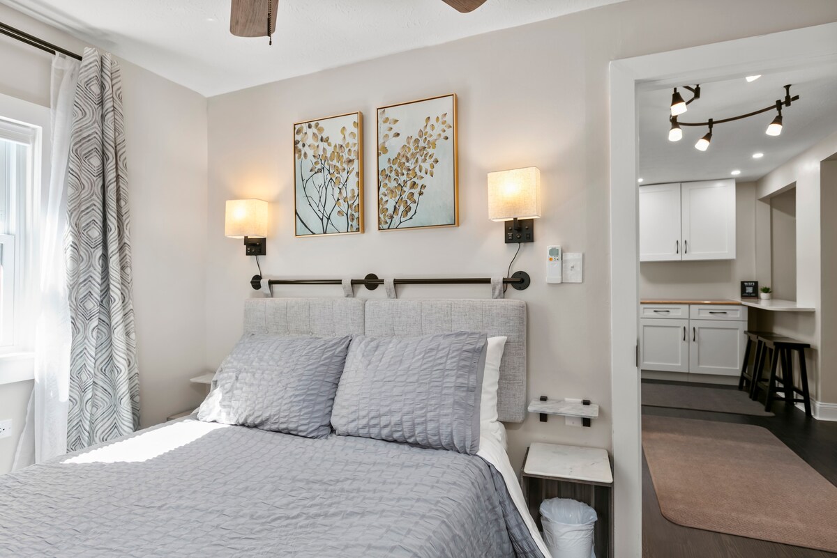 El segundo dormitorio tiene una cama de tamaño completo con cuatro almohadas y está flanqueado por dos apliques de pared.

Estantes flotantes y estación de carbón montada en la cama a cada lado de la cama.

Las cortinas opacas, las cortinas cortantes y las persianas te permiten dormir o disfrutar de las vistas.