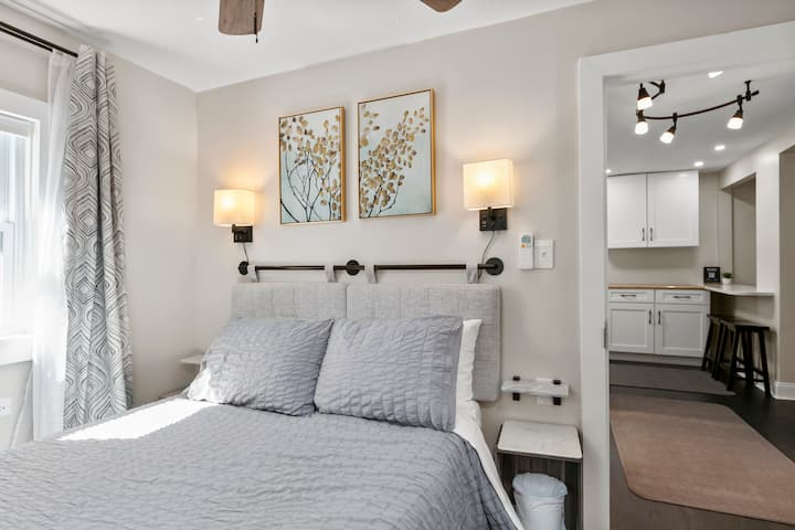 Druga spavaća soba ima veliki krevet s četiri jastuka i okružena je s dva zidna zida.

Plutajuće police i stanica za namještanje kreveta na svakoj strani kreveta.

Zavjese za zamračivanje, posmične zavjese i žaluzine omogućuju vam da spavate ili uživate u pogledu.