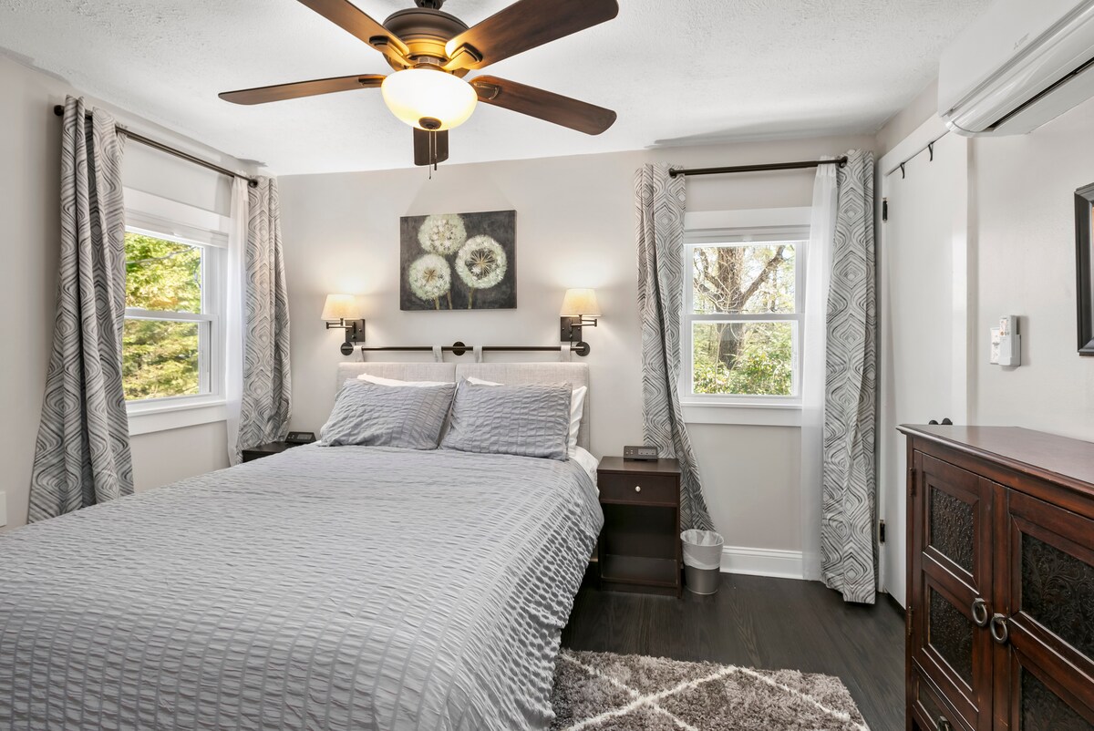 El dormitorio principal tiene una cama tamaño queen con cuatro almohadas. Cortinas opacas, cortinas cortantes y persianas. 
El armario pequeño incluye; espejo de cuerpo entero, perchas y dos cestas de lavandería.