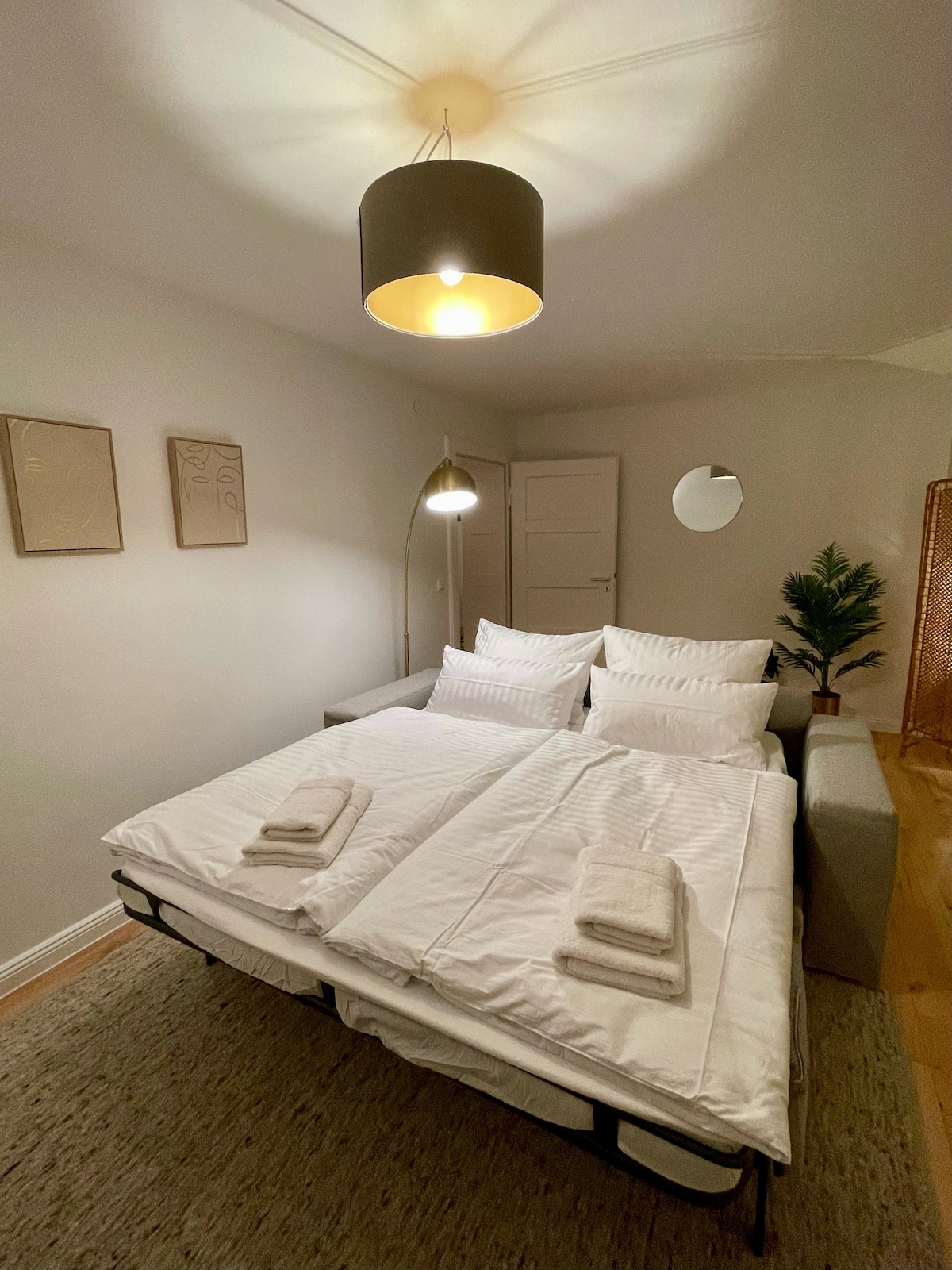 Top Airbnb: Apartment with Kitchen, Conservatory, Rain Shower in Neuschwabing