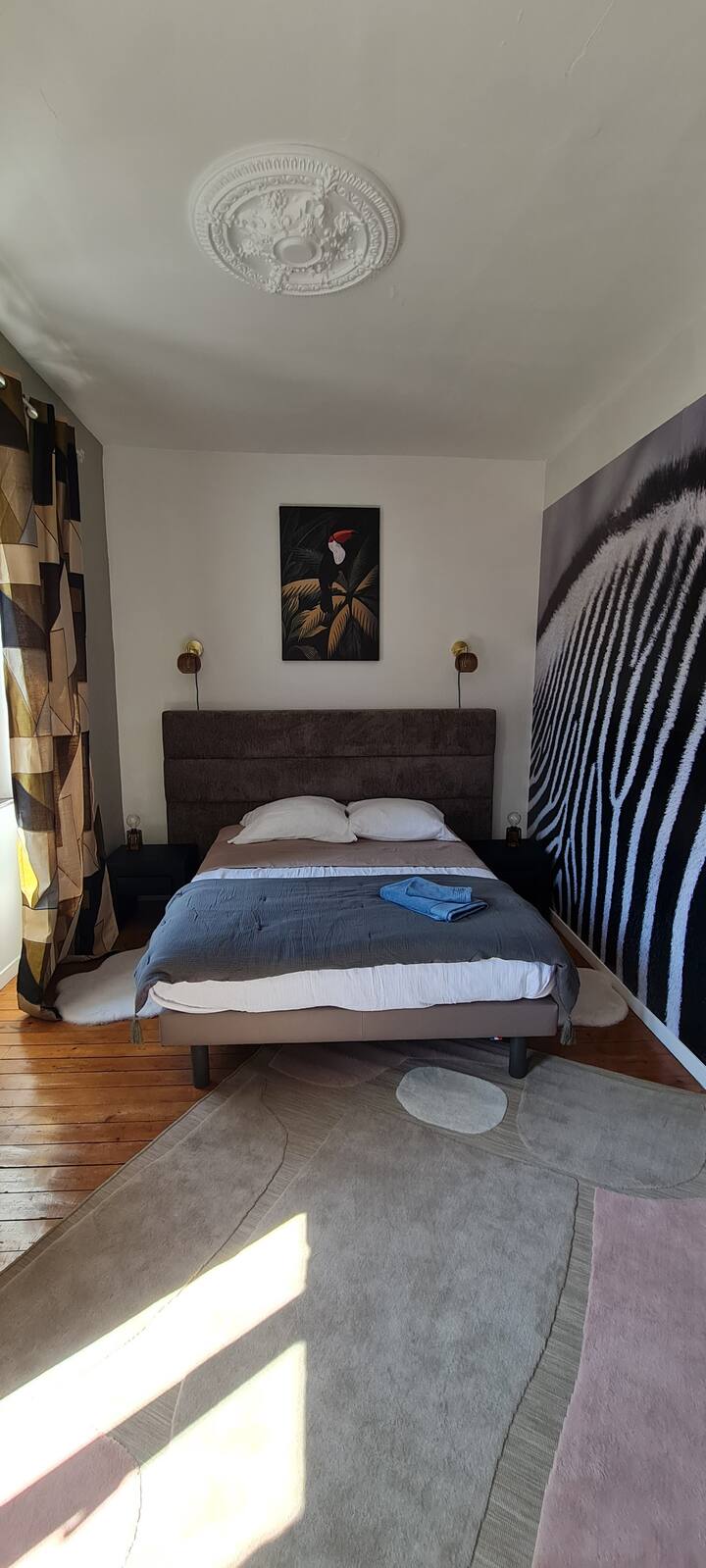 „ L'Ethnic Chic ...“
Chambre de 20 m2

Chceli sme, aby bol teplý a priestranný, sprevádzaný výzdobou s únikovými akcentmi. 

Na dobrú regeneračnú noc budete mať kvalitnú a francúzsku manželskú posteľ...