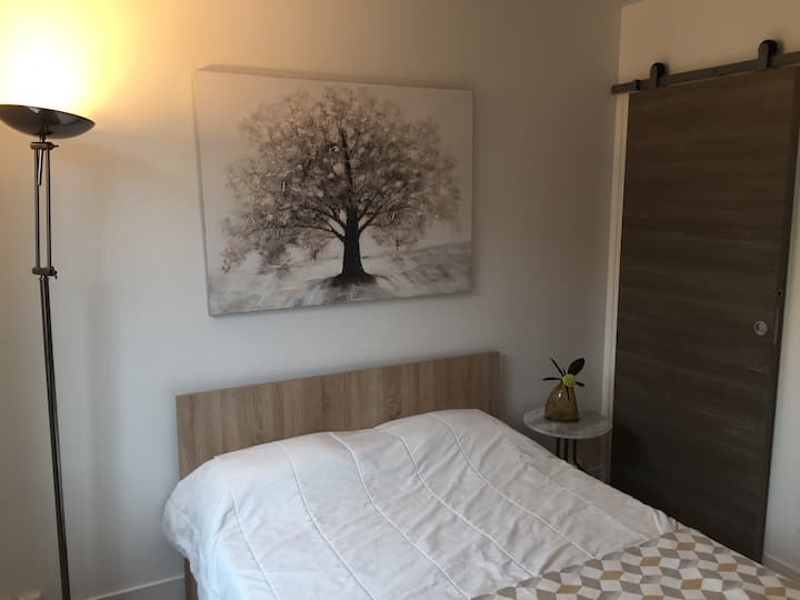 Habitación principal con cama grande, armario con puerta corredera.