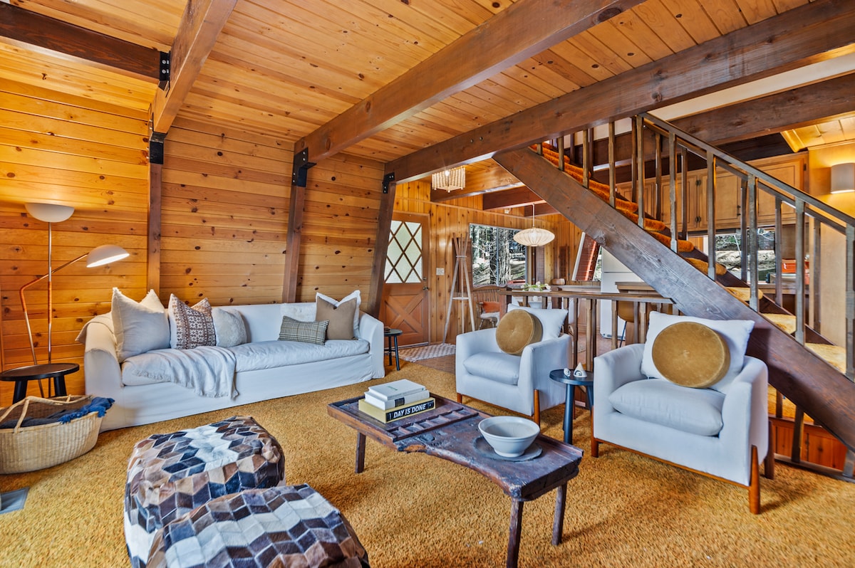 Lounge space at Skyforest Getaway