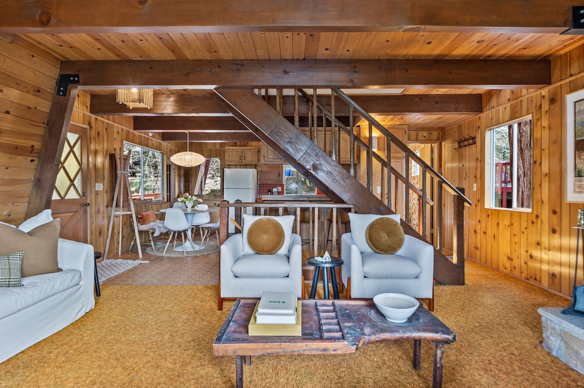 Cabin lounge at Skyforest Getaway