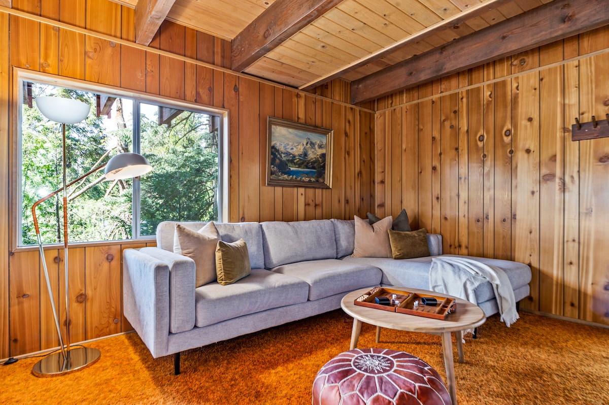 Patio seating at Skyforest Getaway