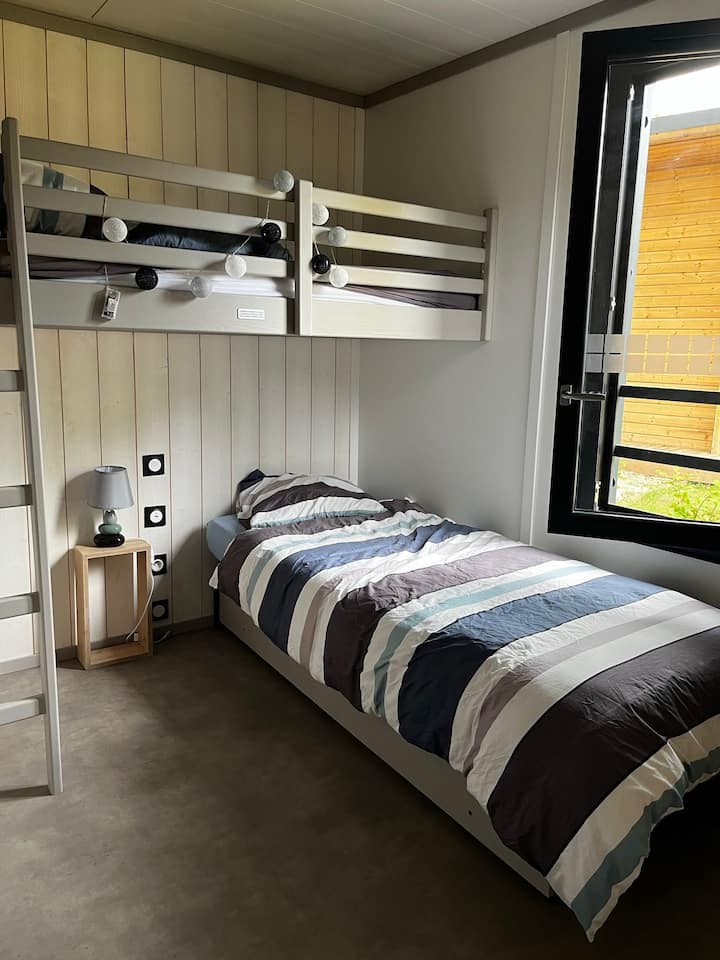 habitación con cama litera
