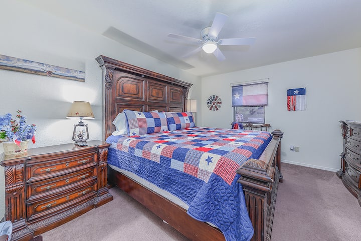 La habitación de Texas tiene una cama tamaño king, un ventilador de techo y un televisor inteligente.
