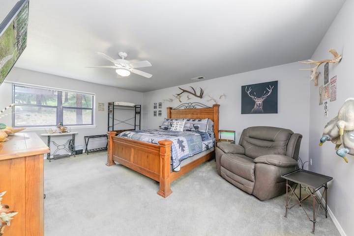 Suite Hunters Haven con cama tamaño king, ventilador de techo, sillón reclinable, TV inteligente y baño privado.