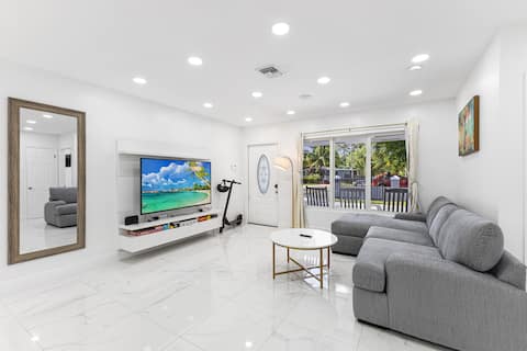 Top Airbnb: 4BR Miami Villa | Heated Pool | BBQ | Near Beach in North Miami Beach
