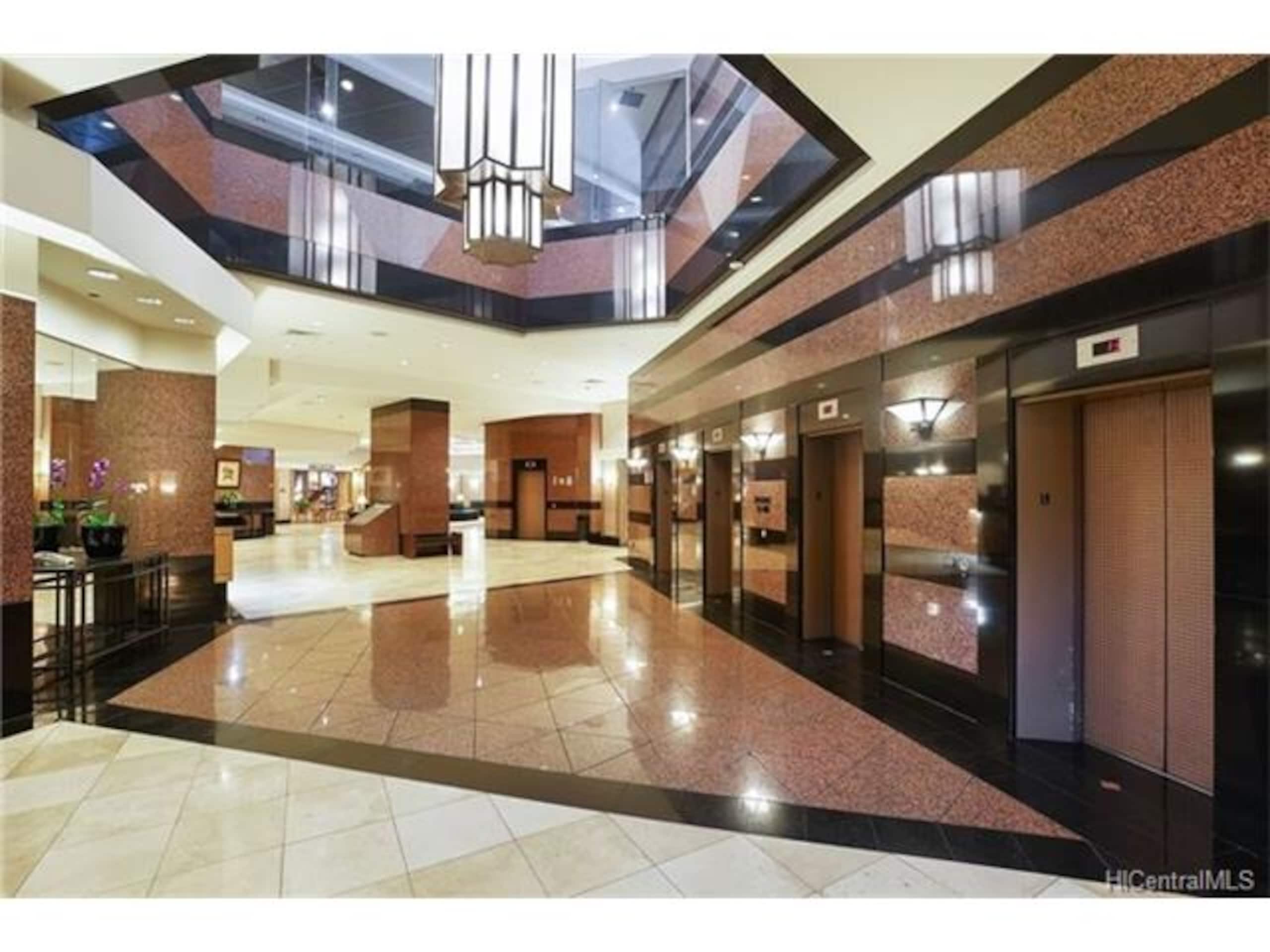 Spacious Downtown 1-Bedroom Condo - FREE Parking - Image 35