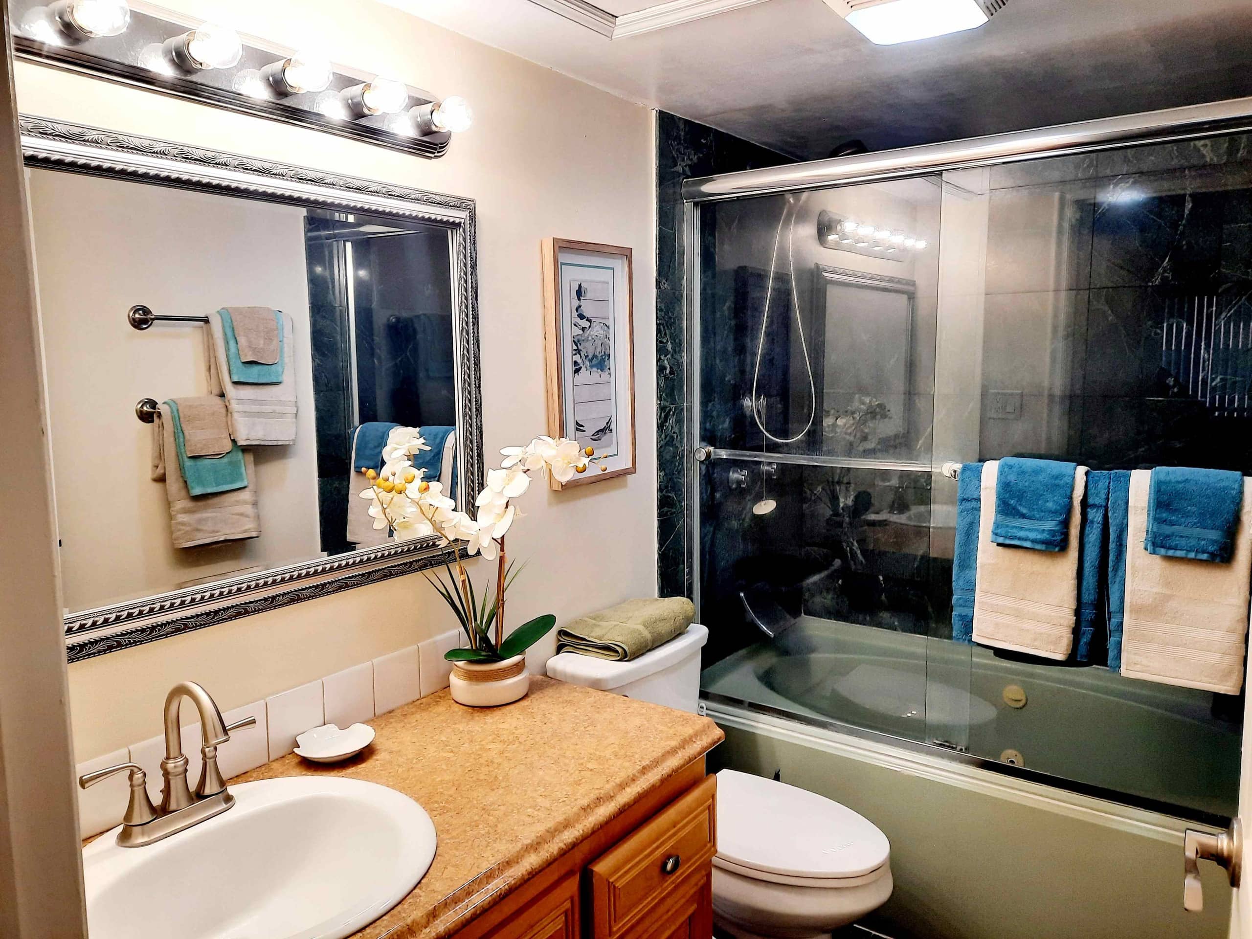 Spacious Downtown 1-Bedroom Condo - FREE Parking - Image 25