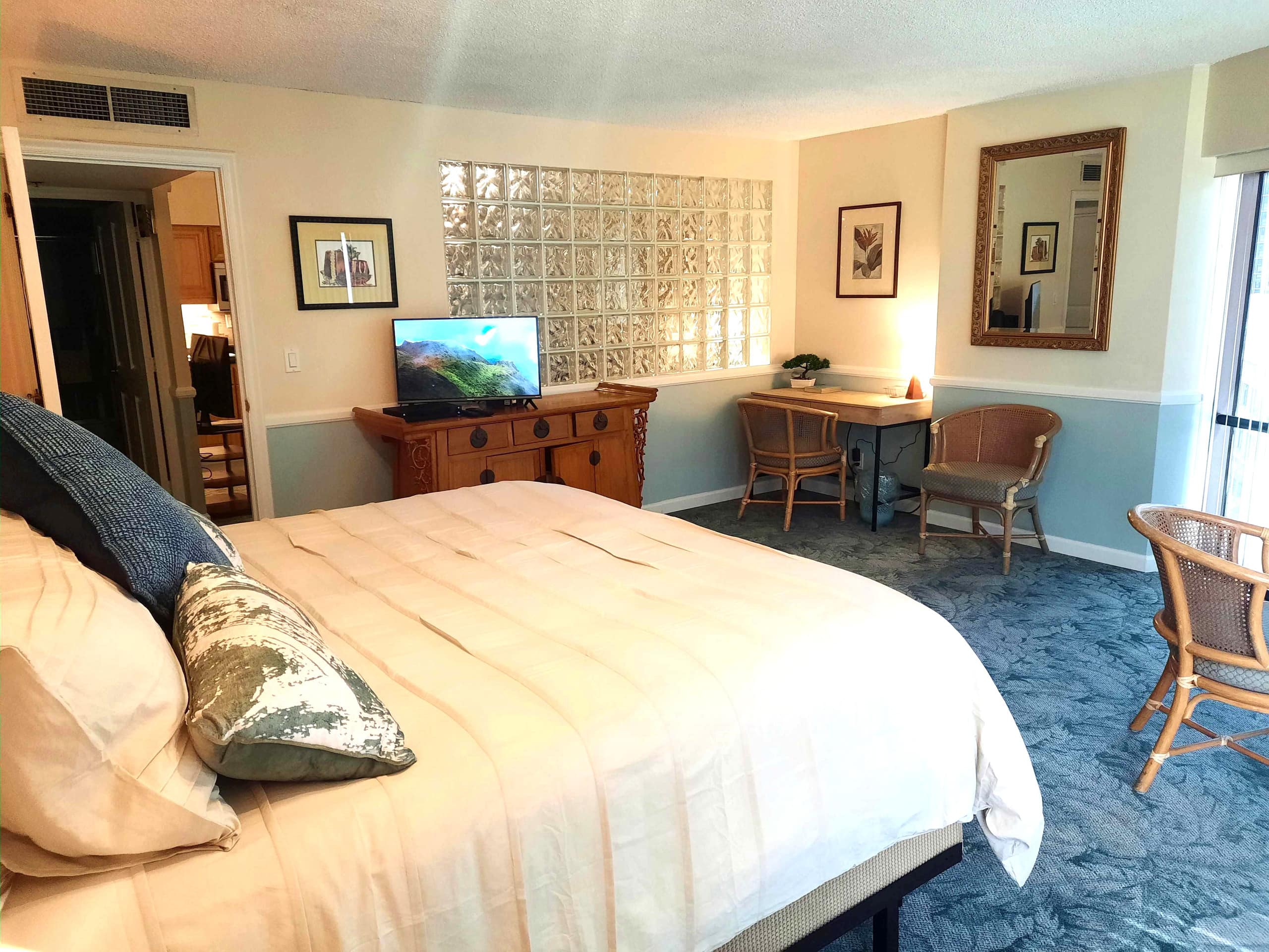 Spacious Downtown 1-Bedroom Condo - FREE Parking - Image 16