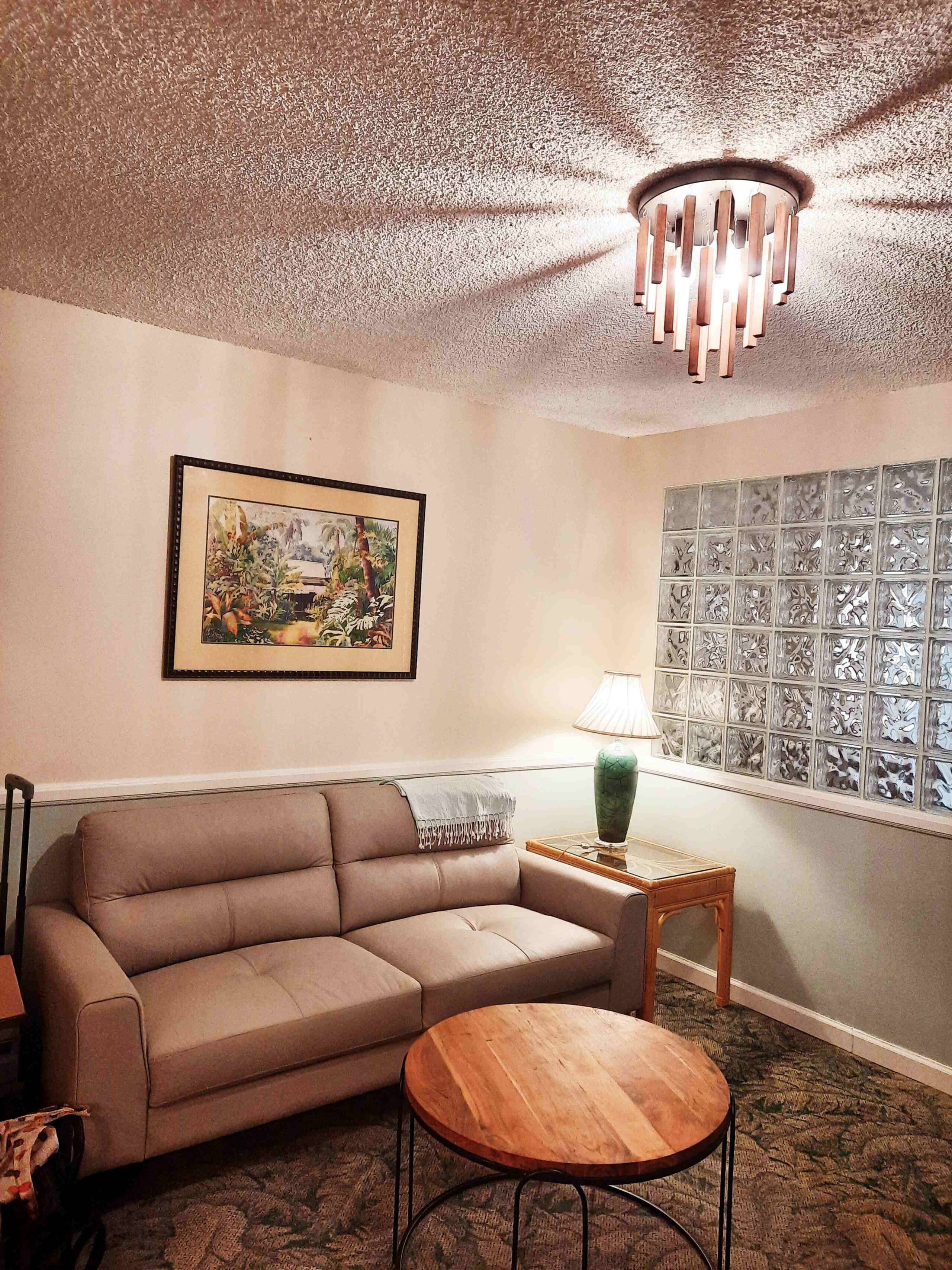 Spacious Downtown 1-Bedroom Condo - FREE Parking - Image 5