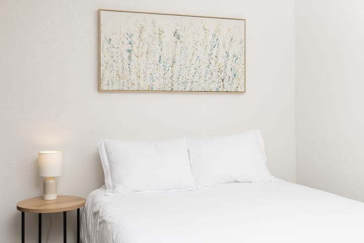 Брачен кревет (широк 150-179 см) со дополнителни чаршафи, перници, ќебиња и крпи ако ви требаат.