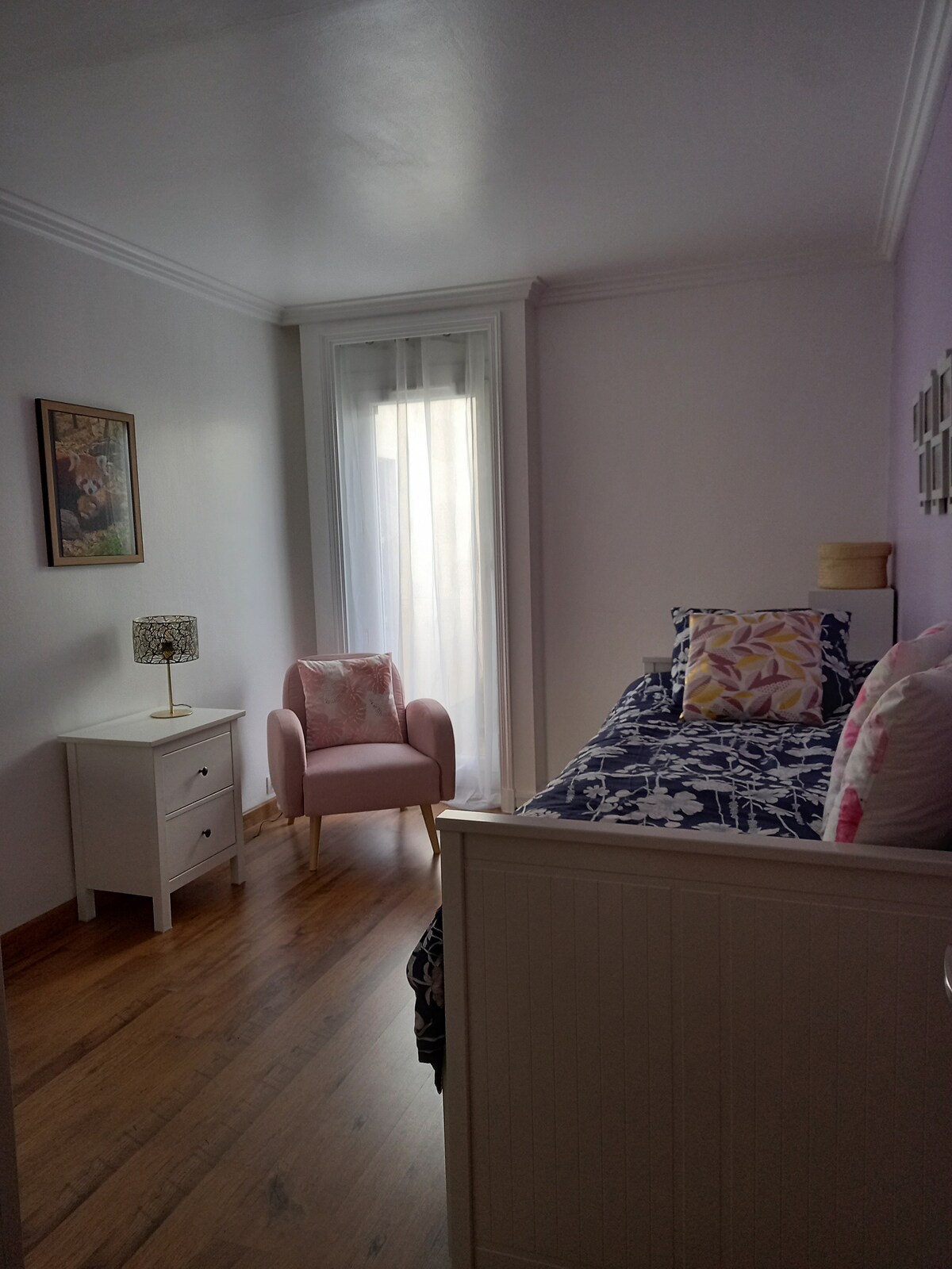 кревет 160X200, фотелја, гардероба за складирање