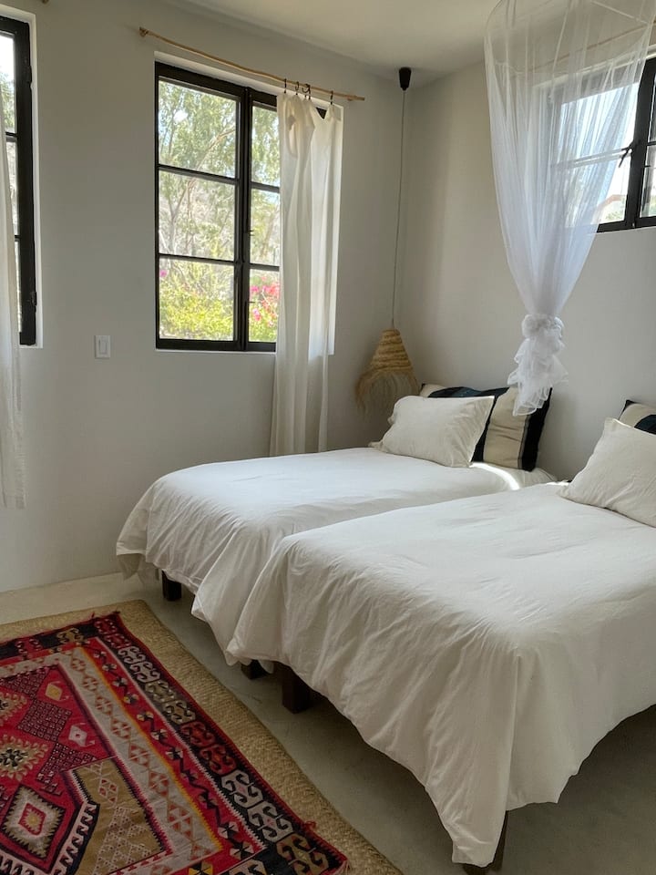 La Casita: Chumba cha kulala 3 -2 cha watoto wawili au kilichosukumwa pamoja kwa ajili ya King. Mandhari ya mlima na bustani