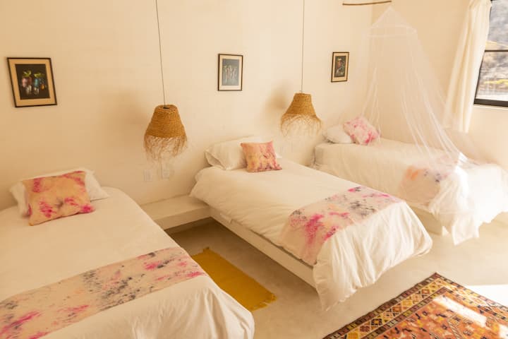 Kinu: Chumba cha kulala 2- vitanda viwili, sinki na mandhari ya mlima na bustani