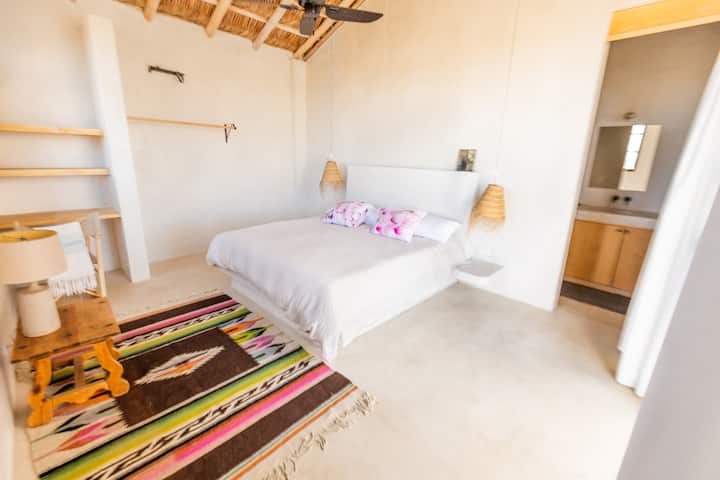 La Casita: Chumba cha kulala 1- King, bafu la kujitegemea. Mandhari ya bahari na shamba