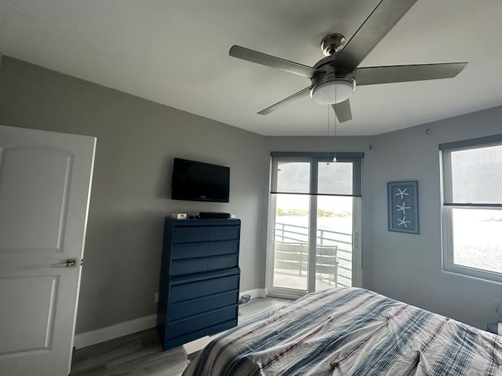 Das Hauptschlafzimmer verfügt über eine Schiebetür auf den Balkon mit einem wunderbaren Blick auf das Wasser, den du jeden Morgen aufwachen kannst.