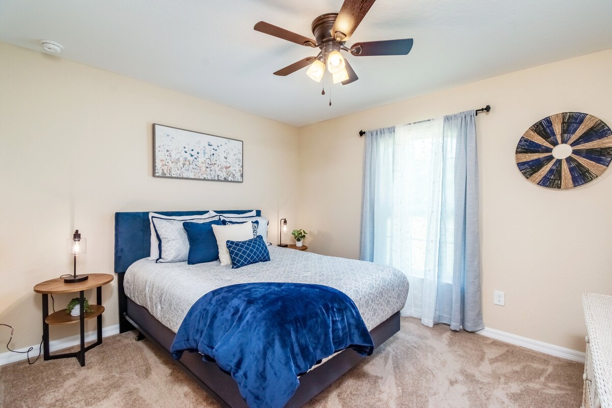 Dormitorio tamaño queen con todo lo esencial.  Puertos de carga USB en ambas mesas, roku tv, ventiladores de techo para tu comodidad.