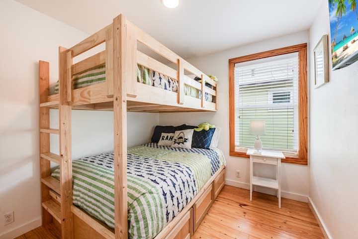 ¡Camas incorporadas a estrenar! Cama matrimonial sobre cama queen con TV inteligente Vizio de 43 pulgadas. Armario privado para uso personal y almacenamiento debajo de la cama.