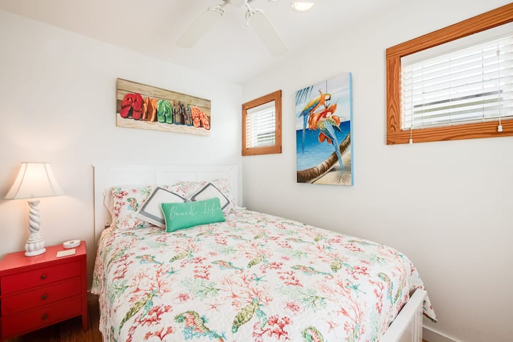 Dormitorio #3 con cama tamaño queen y TV inteligente Vizio de 43 pulgadas.  Armario privado para uso personal y estación de carga en la mesa de noche.