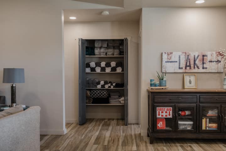 Kituo cha huduma ya kwanza, ikiwa ni pamoja na mmea wa aloe. 
