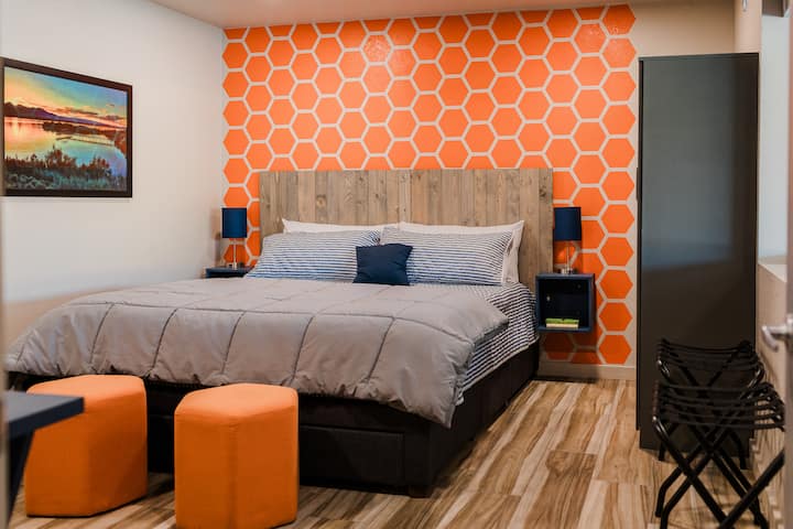 Chumba cha kulala cha kiwango cha juu kilicho na kitanda aina ya king.