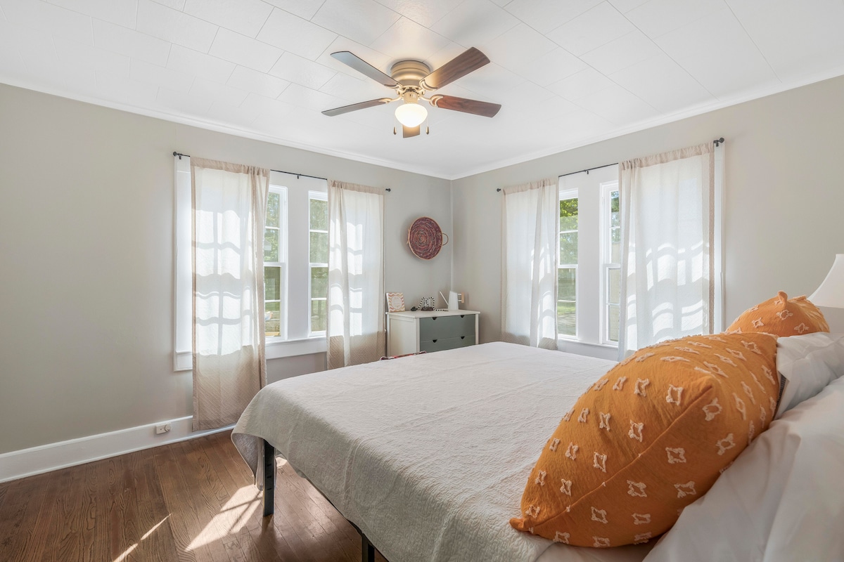 Chumba cha 2 cha kulala - Kitanda kipya chenye ukubwa wa starehe chenye kabati na kabati la kuhifadhia.  Mapazia ya kufanya chumba kuwa giza yamewekwa ili upate usingizi mzito zaidi!